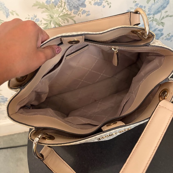 Michael Kors Tan and Cream Shoulder Bag - Picture 6 of 12